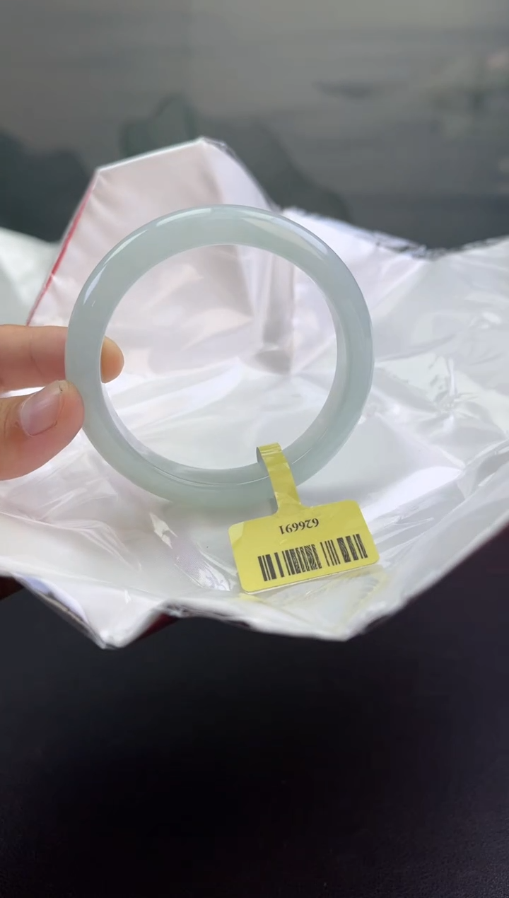 翡翠手镯未镶嵌翡翠手镯