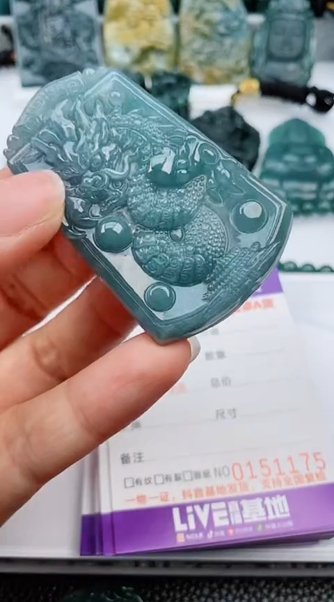 翡翠未镶嵌颈饰             