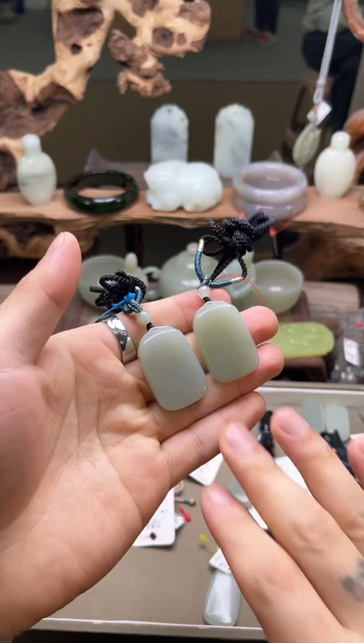 【闪购商品】和田玉吊坠未镶嵌且末青白 光面无事牌 多样性发一