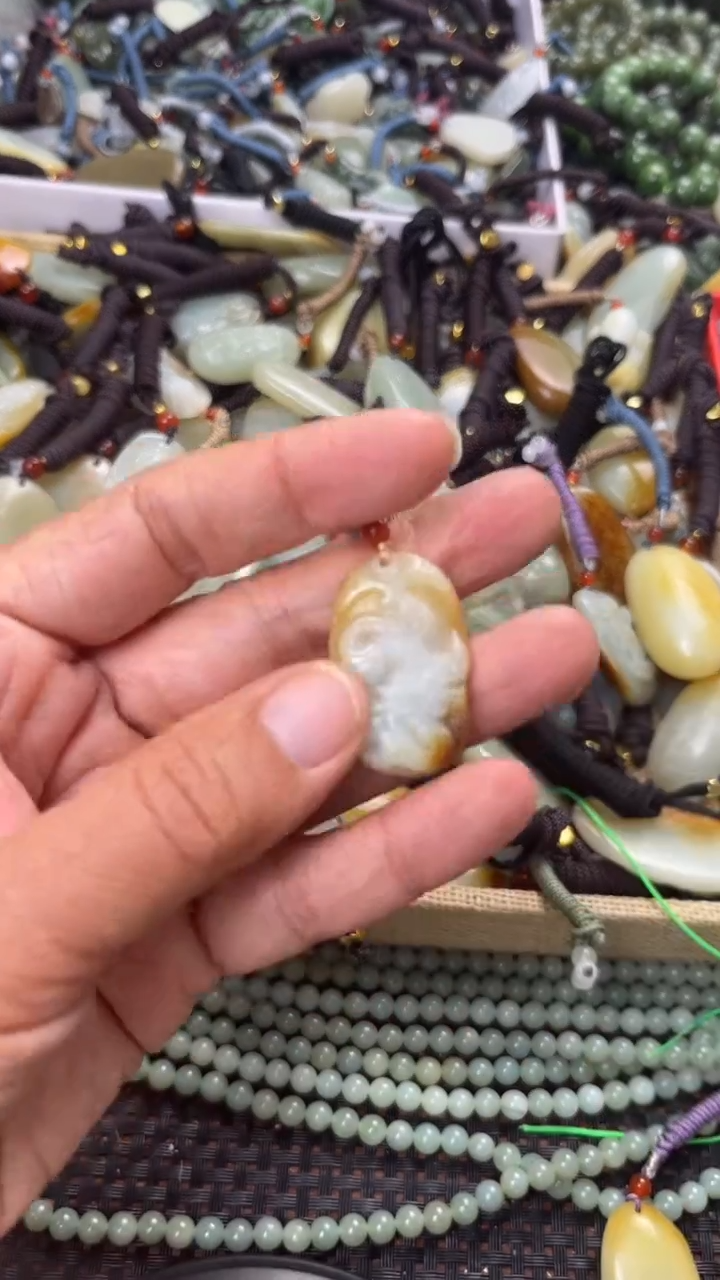 【闪购商品】和田玉颈饰未镶嵌多样性发货没有证书拍一发一有瑕