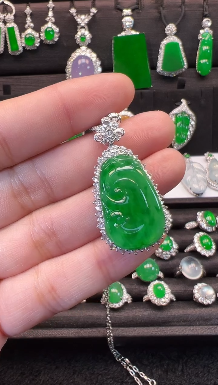 【闪购商品】翡翠吊坠(不含链)18K金镶嵌高冰满阳绿如意吊坠