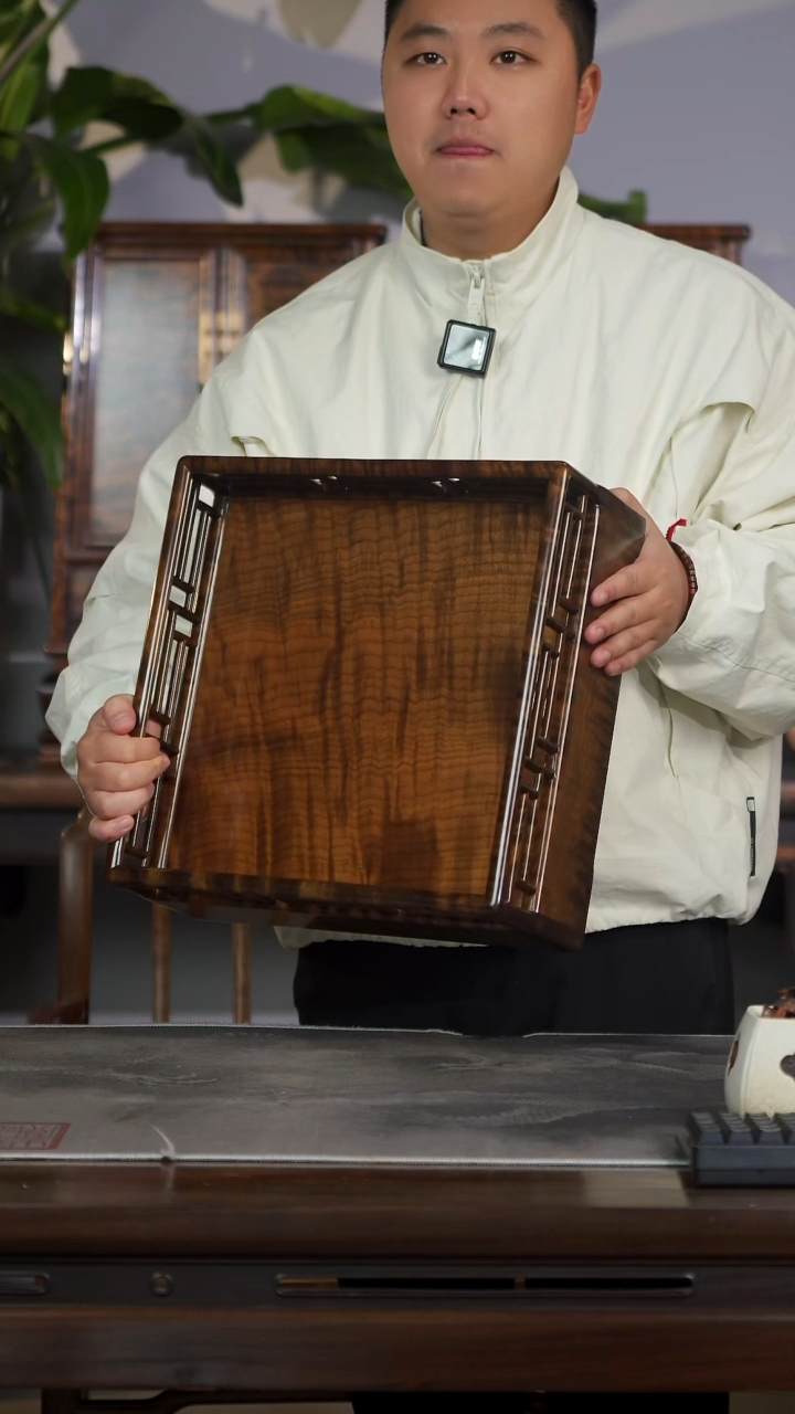 金丝楠阴沉料满花纹一木一器都承盘