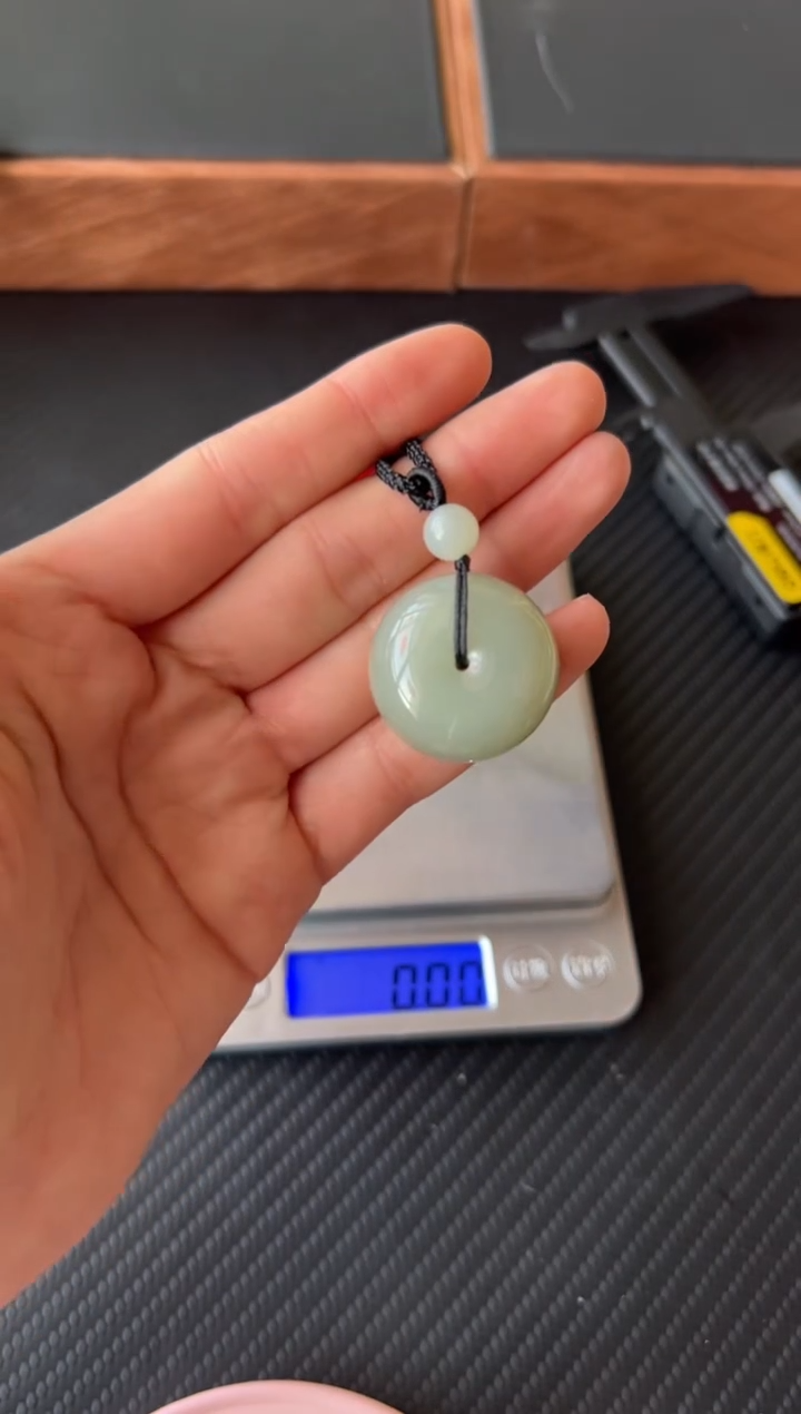 【闪购商品】和田玉吊坠(赠链)未镶嵌且末微色差近矿