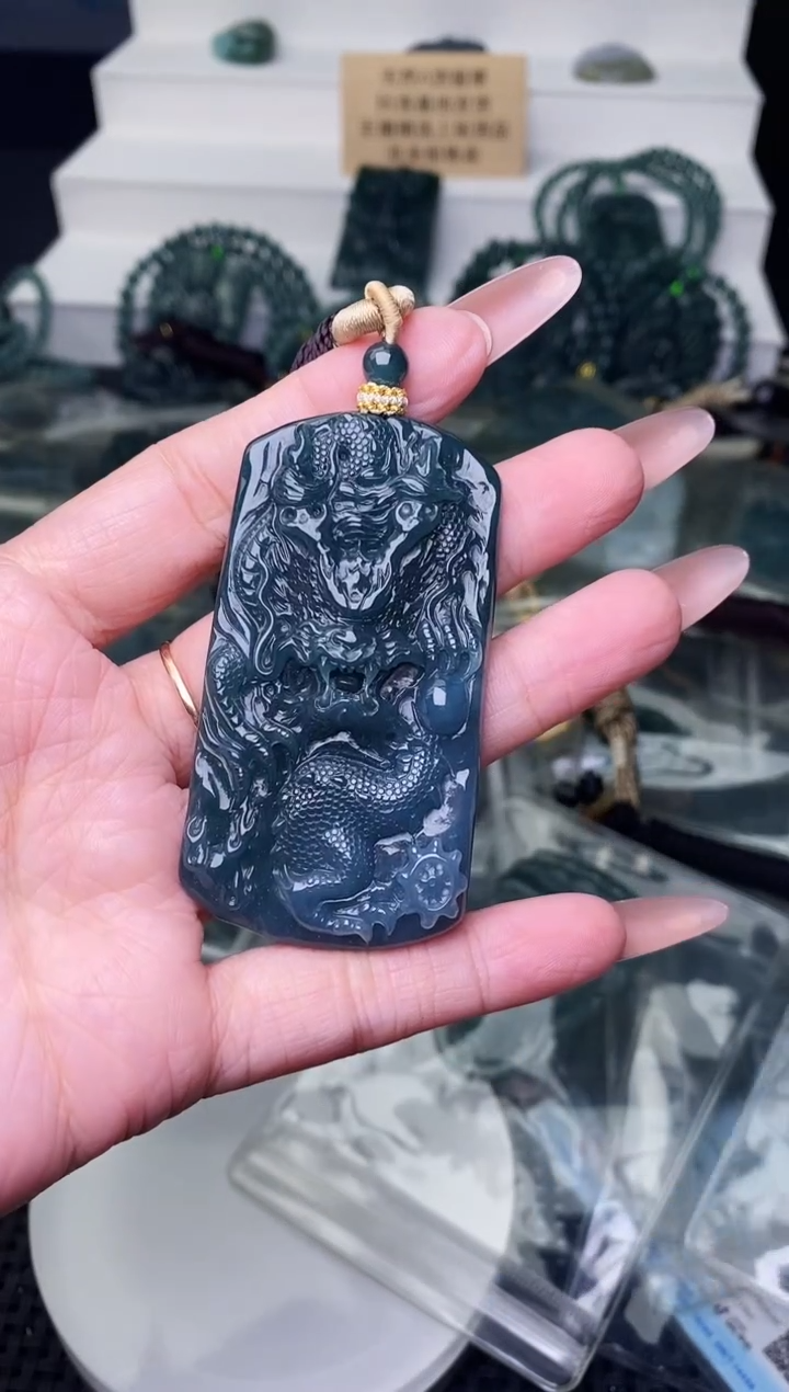 颈饰未镶嵌翡翠 