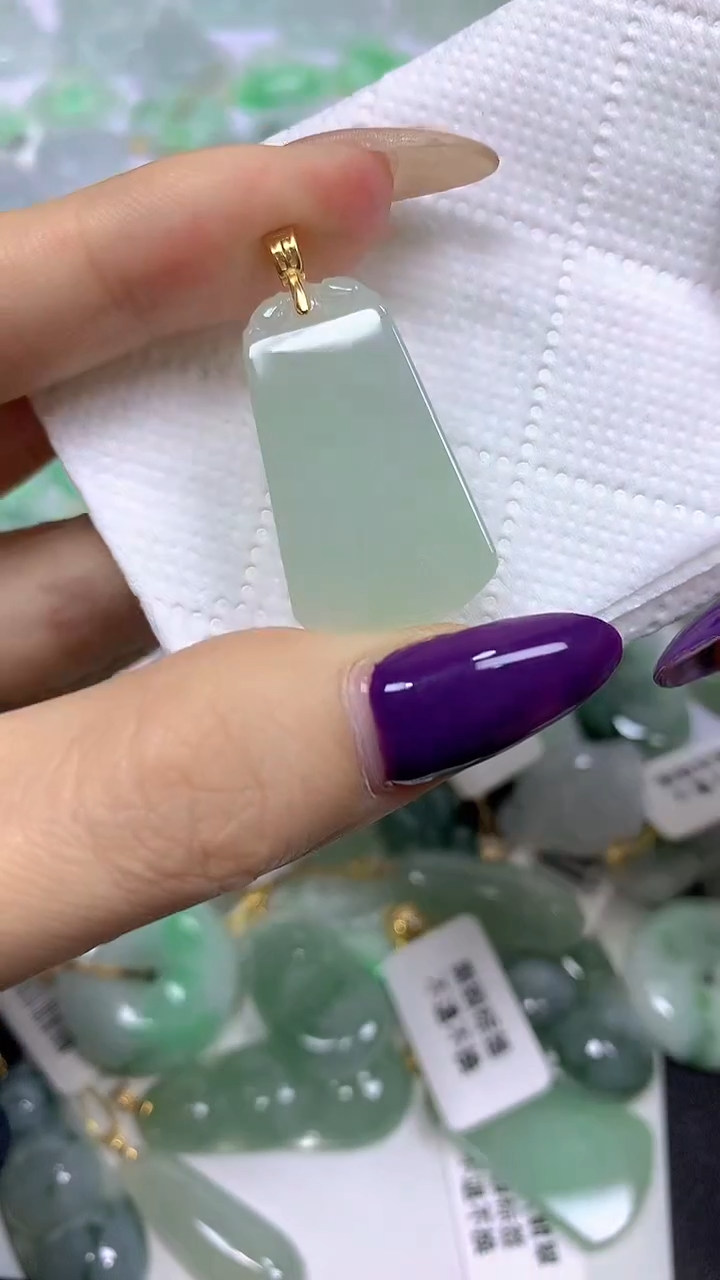 颈饰未镶嵌翡翠 