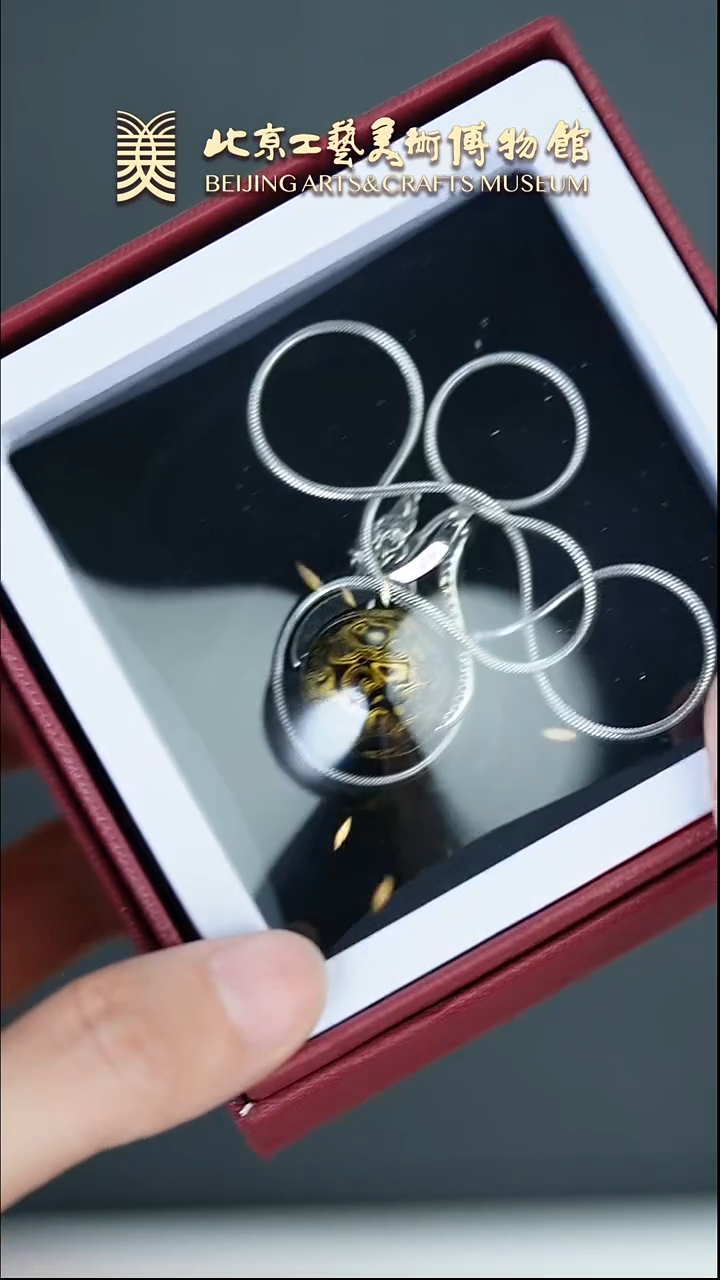【闪购商品】B0308GMD703黑炫金项坠
