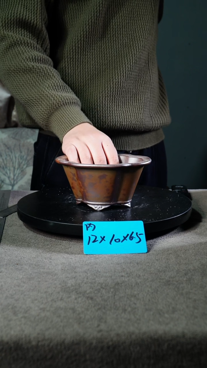 A宜兴紫砂小花盆