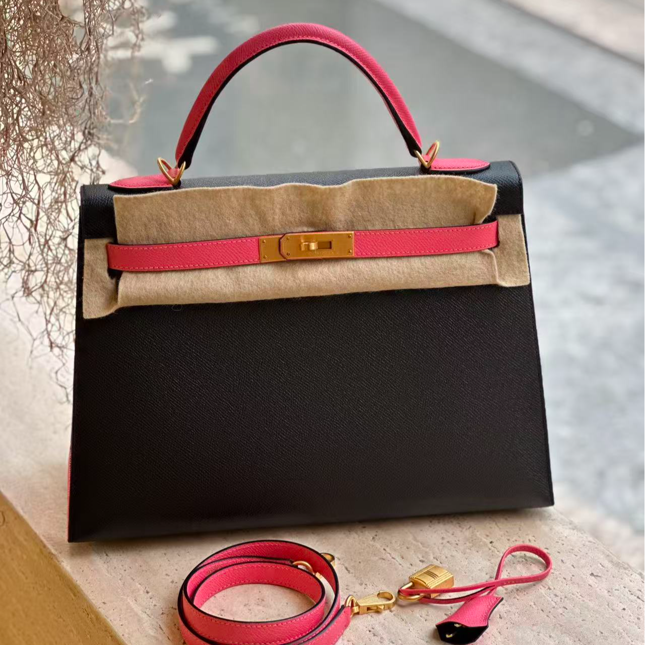 95新 Hermes/爱马仕 kelly32 黑色拼唇膏粉 epsom 马蹄 A/102713