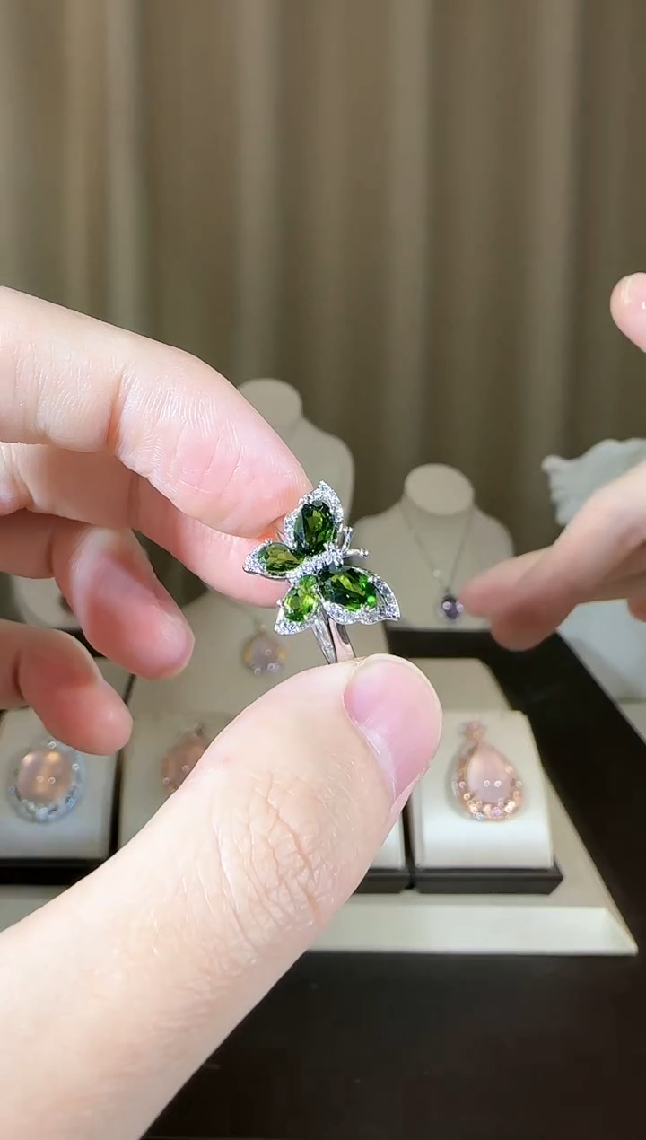 【闪购商品】透辉石戒指银S925镶嵌蝴蝶款