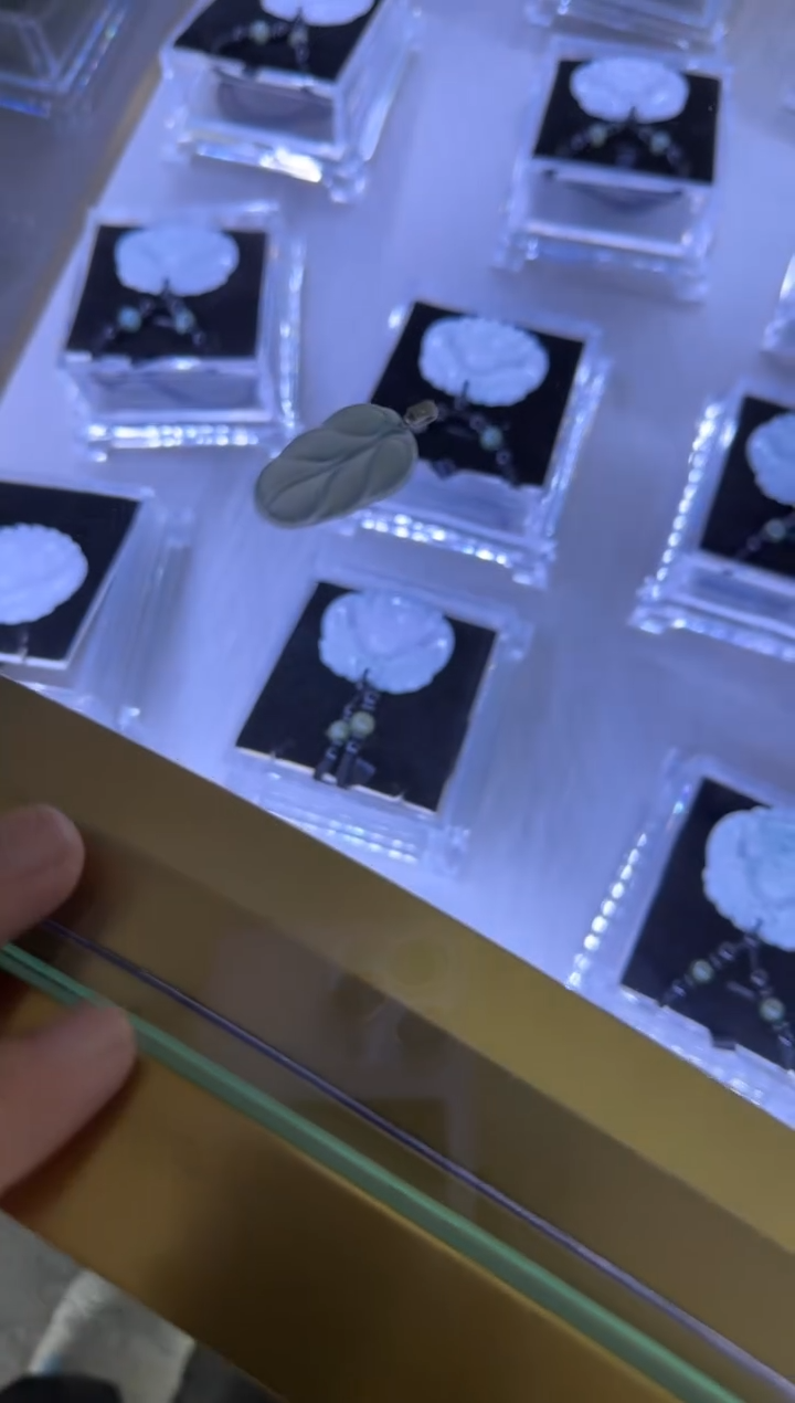 【闪购商品】翡翠颈饰18K金镶嵌A货翡翠高冰晴叶子 多样性一件