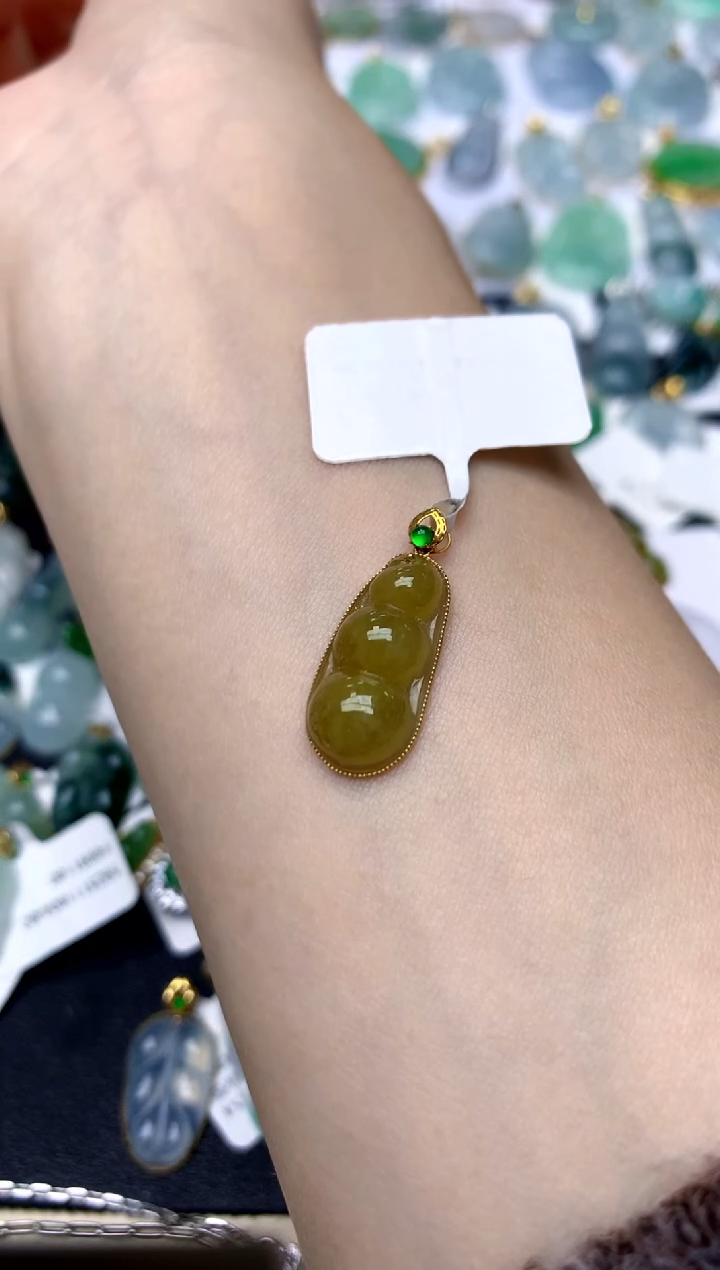 颈饰18K金镶嵌翡翠天然A货翡翠