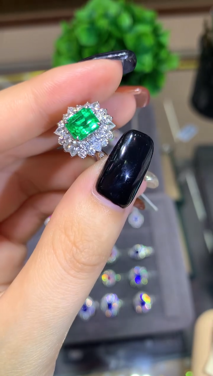 18K金镶嵌戒指祖母绿1.35CT