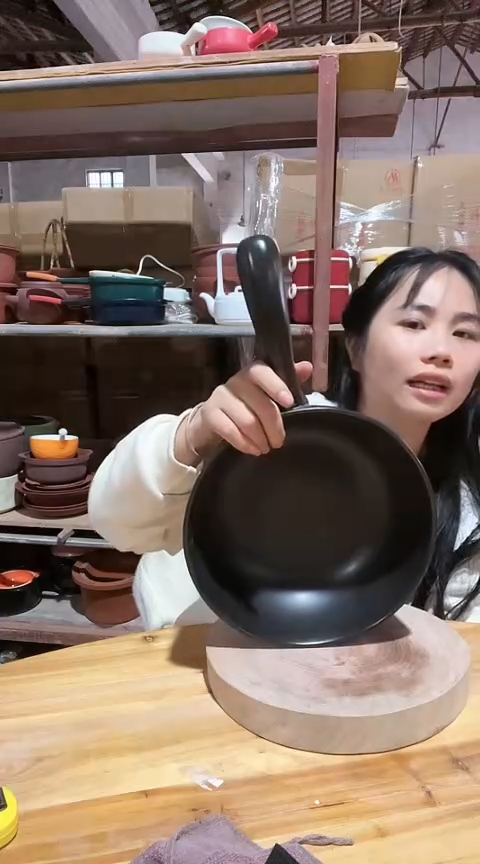 陶瑕疵24黑色手把锅不带盖不圆