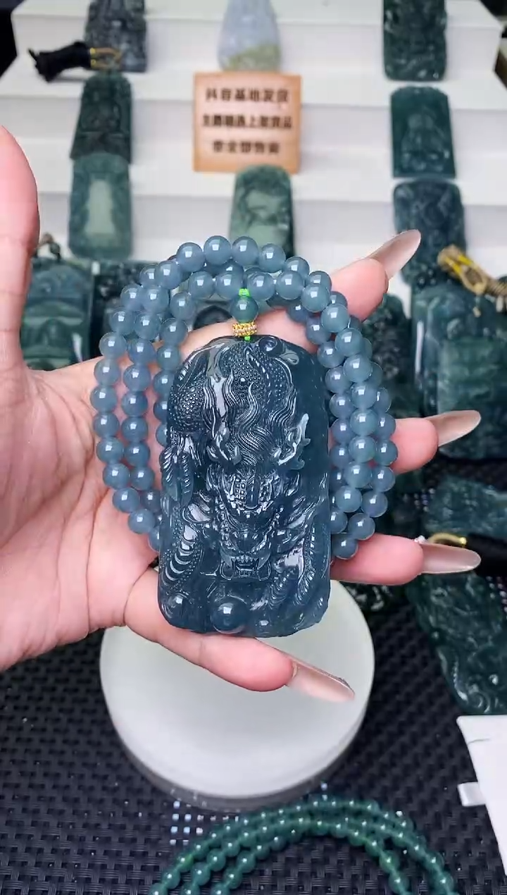 颈饰未镶嵌翡翠 
