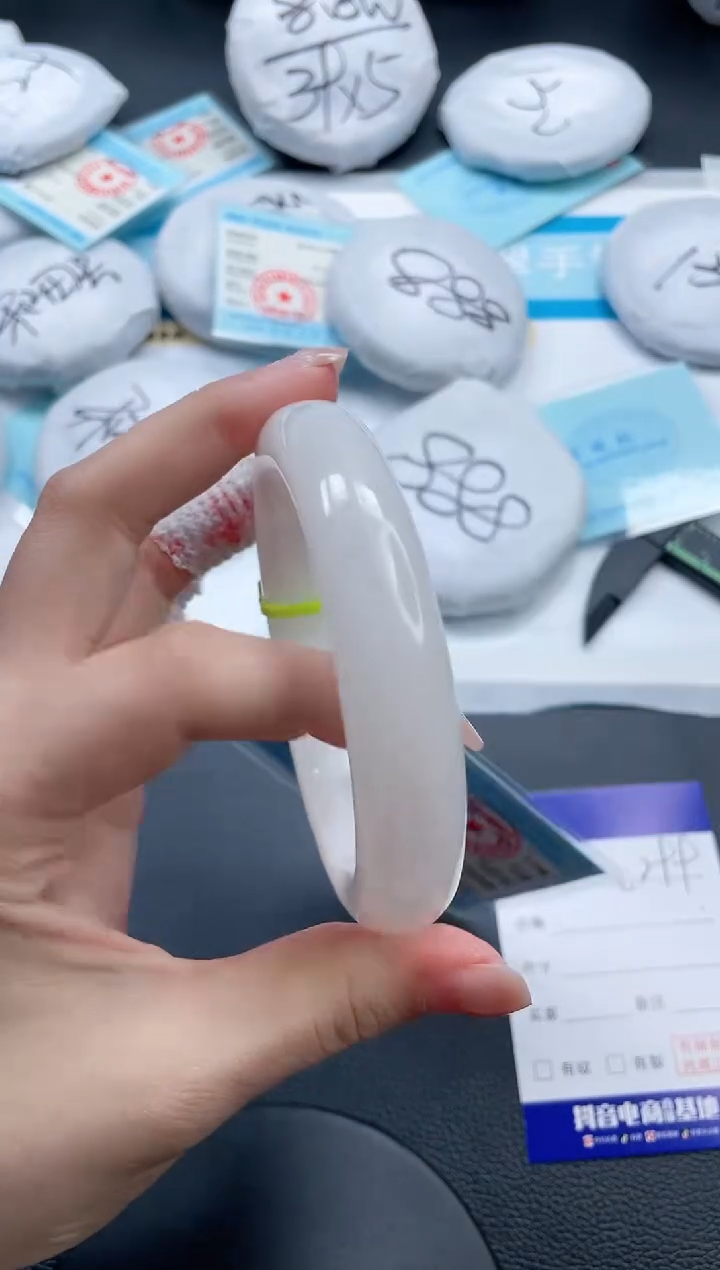 和田玉手镯未镶嵌12V299-63