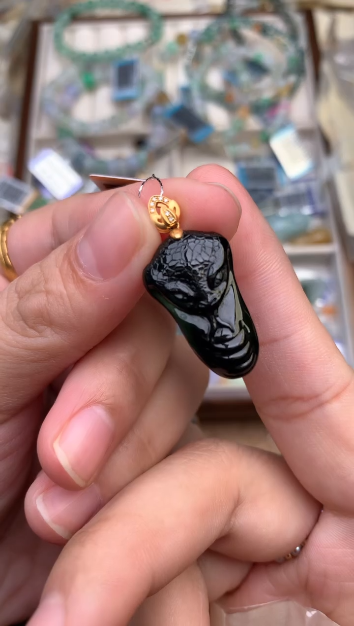 18K金镶嵌挂件翡翠一