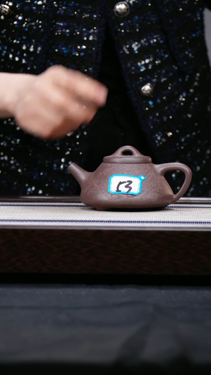 【闪购商品】紫砂茶壶四号井低槽青 刻绘梅花  子冶 