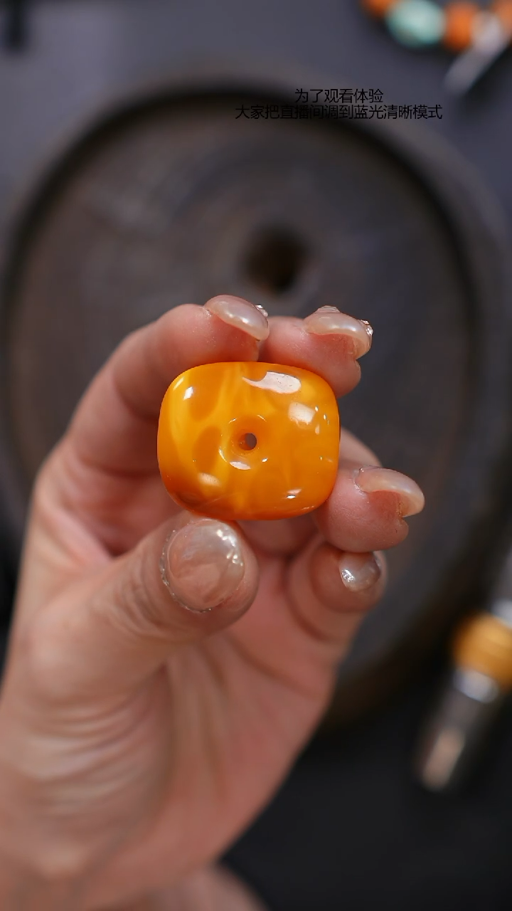 【闪购商品】琥珀裸石未镶嵌亮皮花蜡扣子