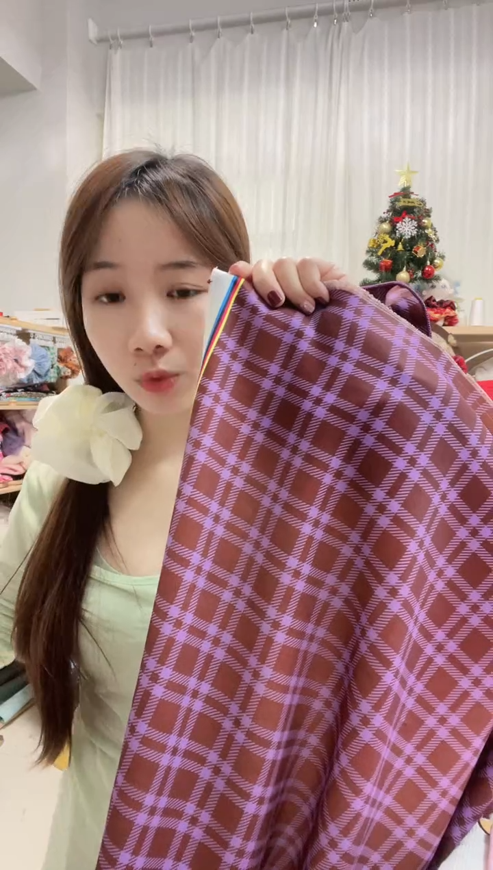 化纤1米 露丝同款深紫格聚酯纤维 抗皱易打理，做小蛮腰发圈好看~ 