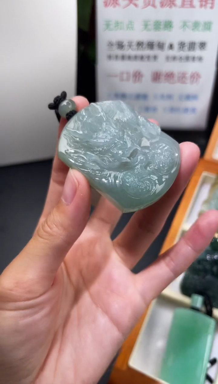 翡翠未镶嵌颈饰龙牌