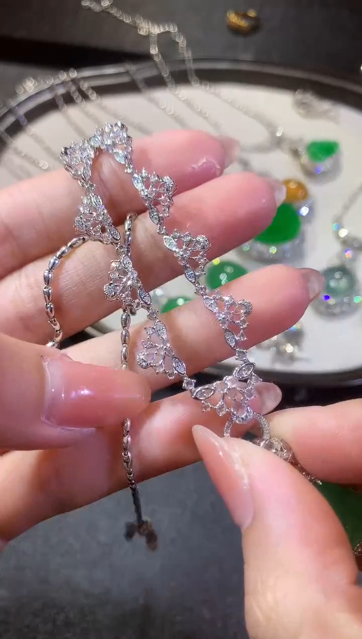 【闪购商品】钻石颈饰18K金镶嵌193项链