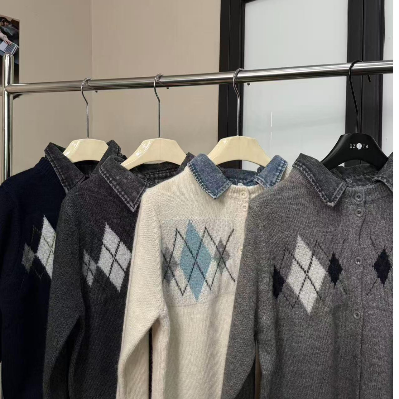 『雨美 Show』61096时尚牛仔领菱形格毛衣