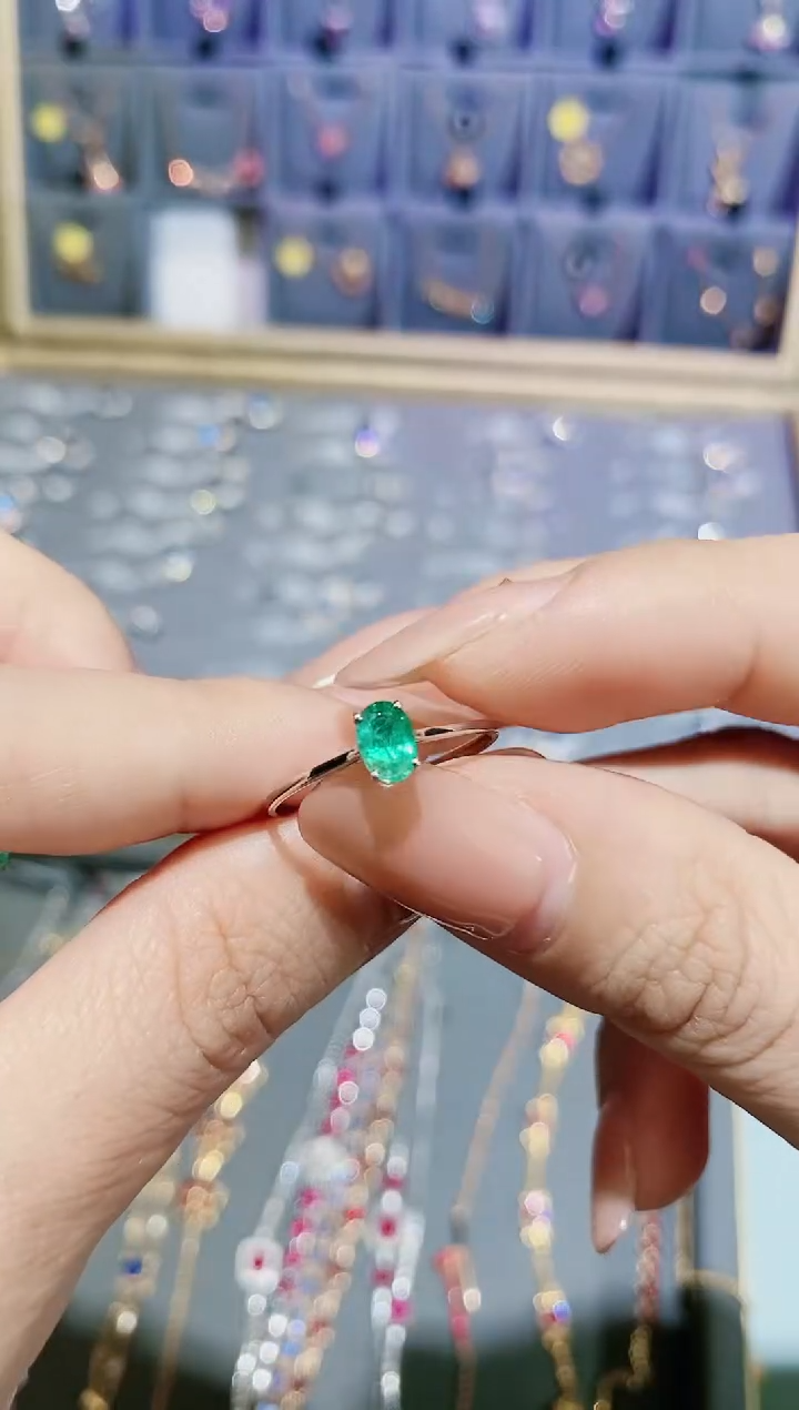 【闪购商品】祖母绿戒指18K金镶嵌戒指