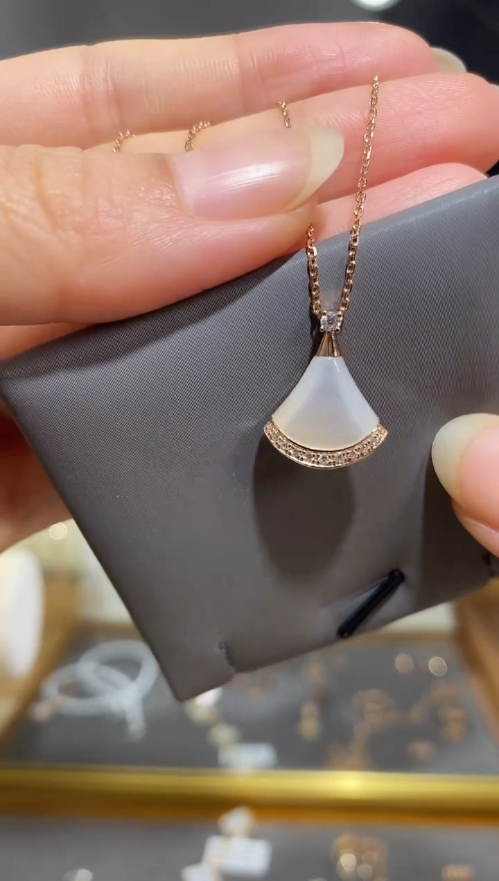 项链18K金镶嵌钻石项链