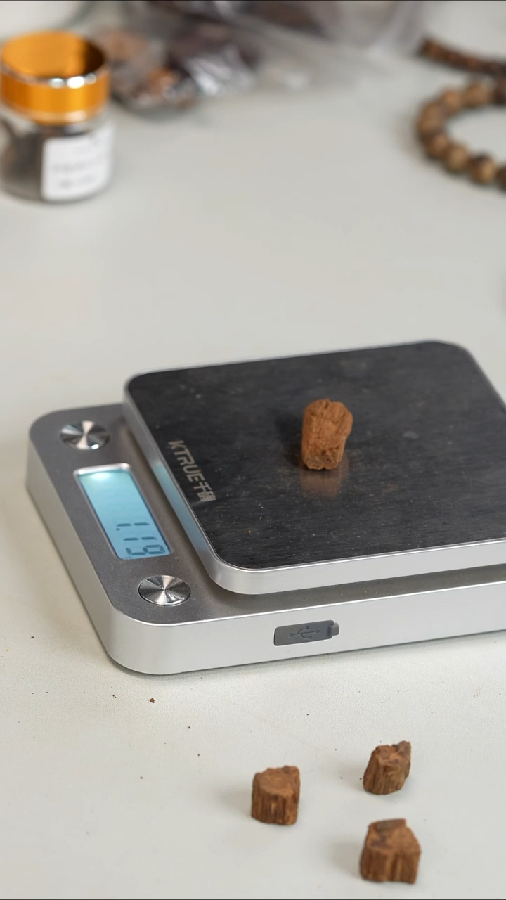 沉香沉香碎屑越南富森红土1.1g