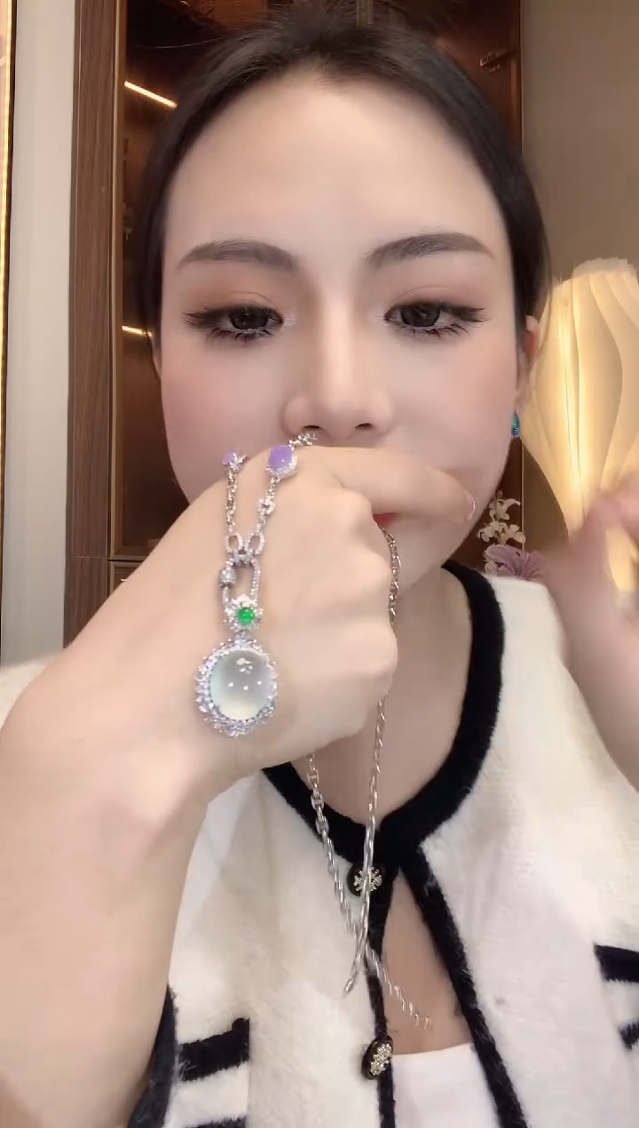 【闪购商品】翡翠吊坠(不含链)18K金镶嵌D1