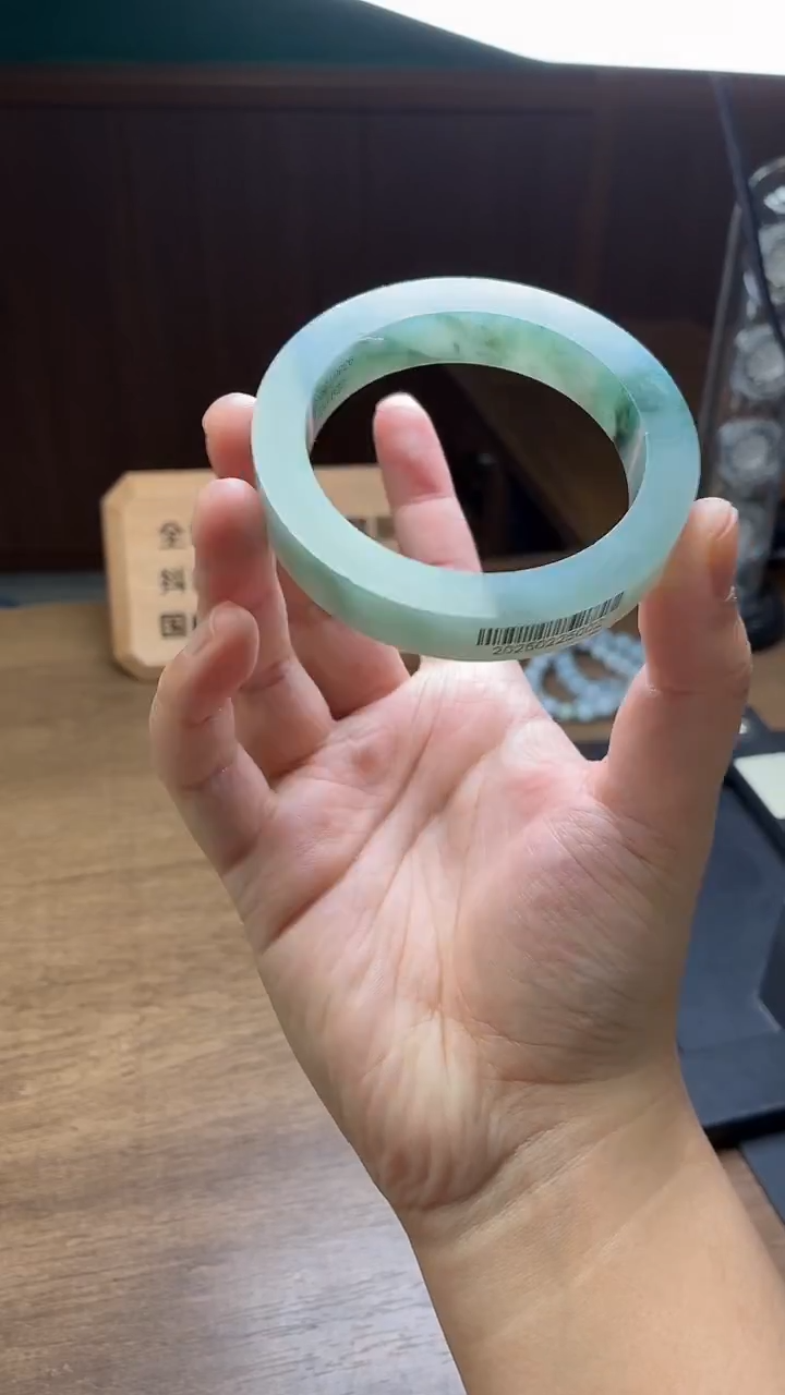未镶嵌手镯定制翡翠?**A定制