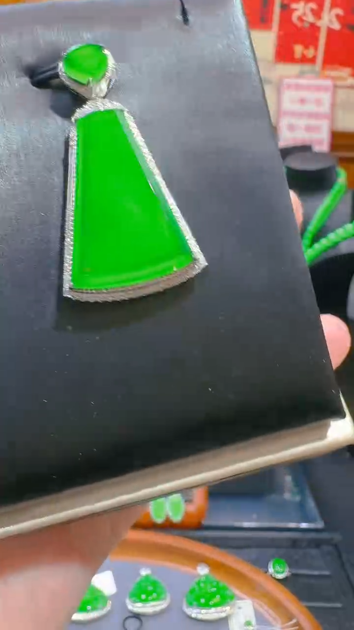 【闪购商品】翡翠吊坠(赠链)18K金镶嵌天然A货翡翠