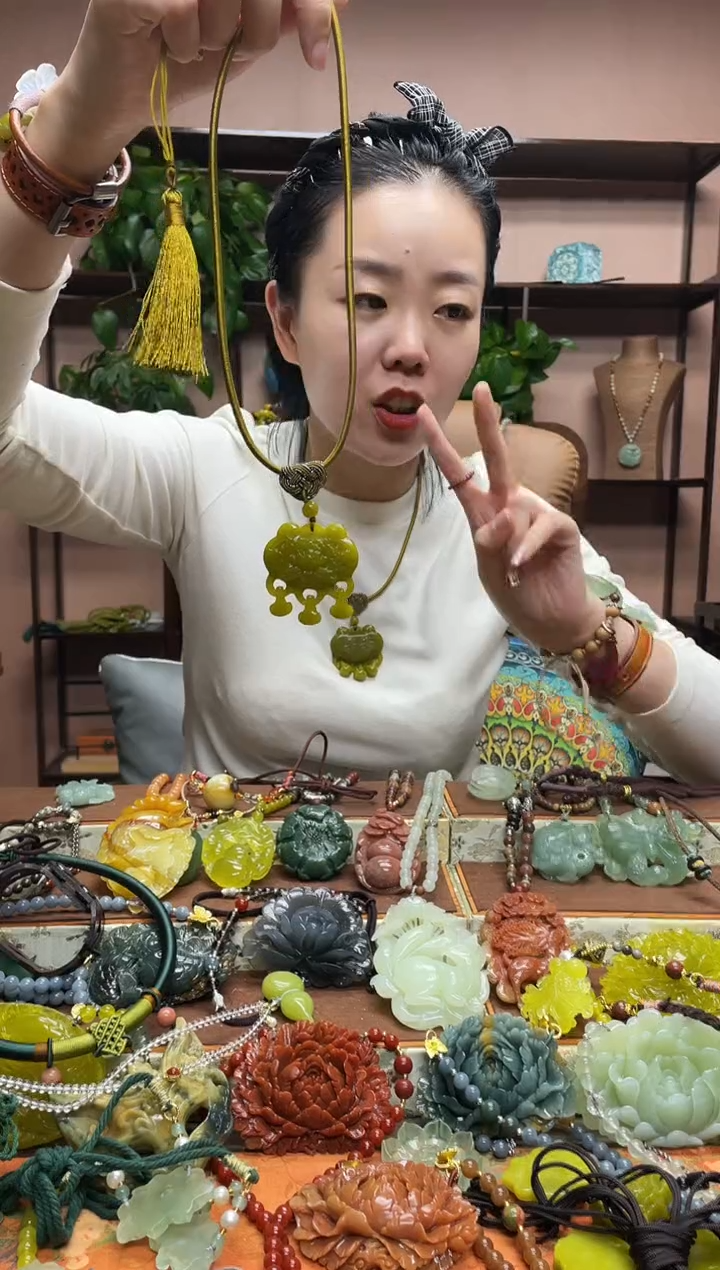 未镶嵌岫玉吊坠多样性发货发其中之一