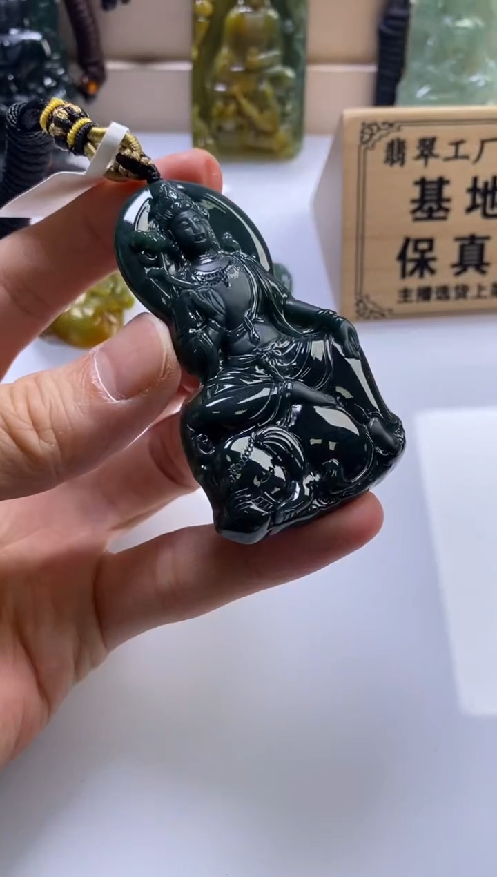 颈饰未镶嵌翡翠 