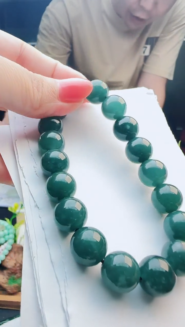 翡翠未镶嵌颈饰多样性发货其中一件