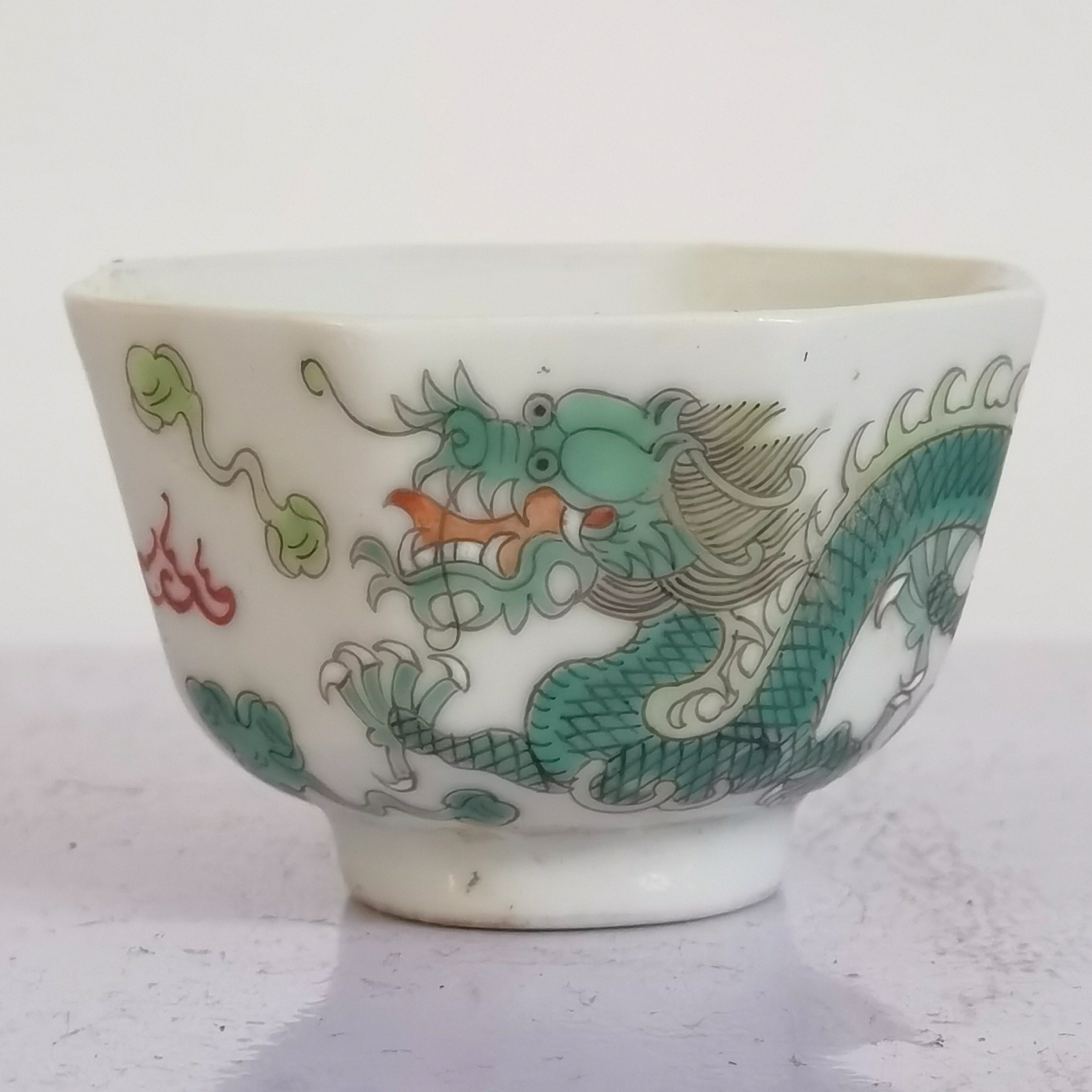 0744清晚期 绿彩赶珠云龙纹八棱杯