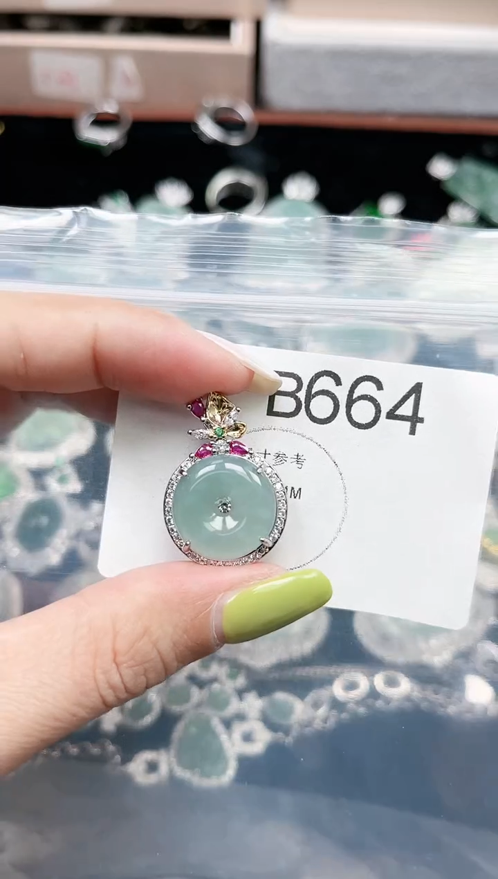 【闪购商品】翡翠颈饰未镶嵌赠皮绳664