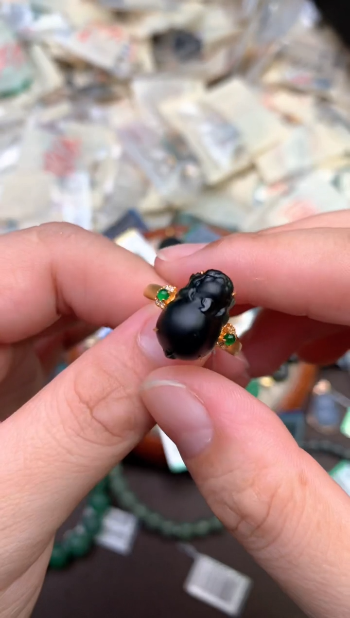 18K金镶嵌挂件翡翠— 