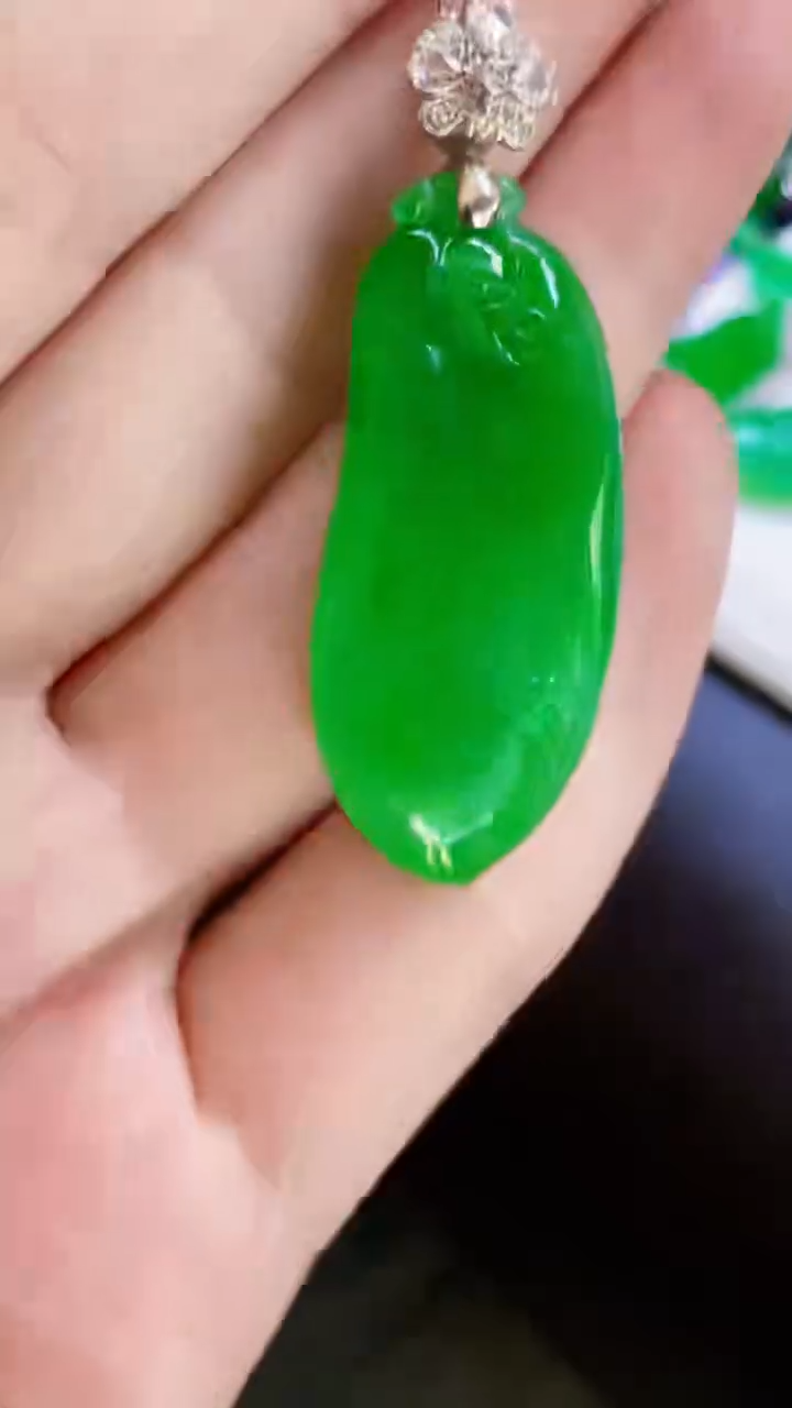 颈饰18K金镶嵌翡翠B****e瓜