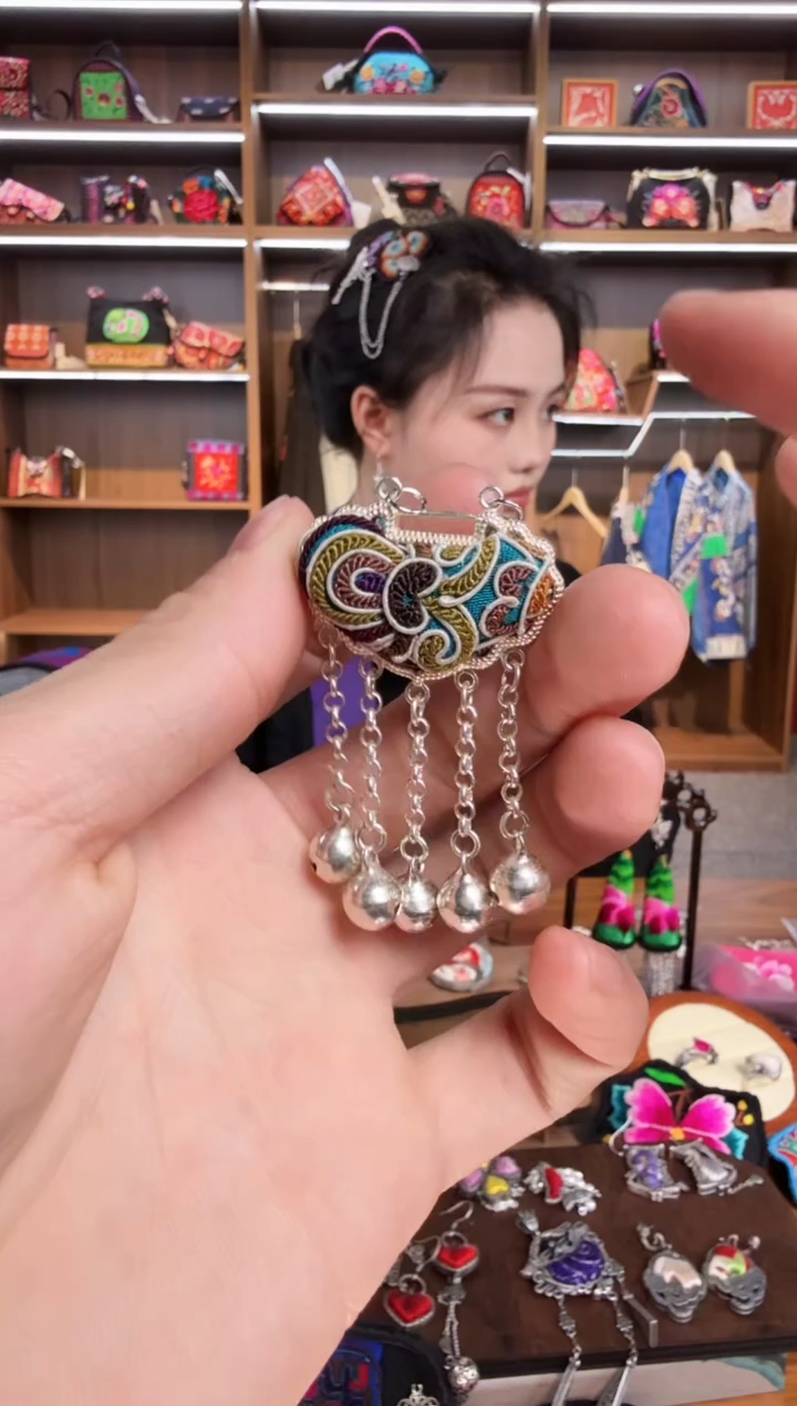 【闪购商品】织绣210蒙阿苏苗绣传承