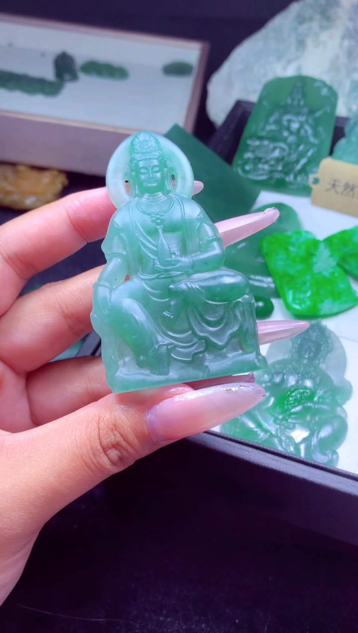 未镶嵌定制翡翠幸****的天然缅甸翡翠A货吊坠多样性发货其一