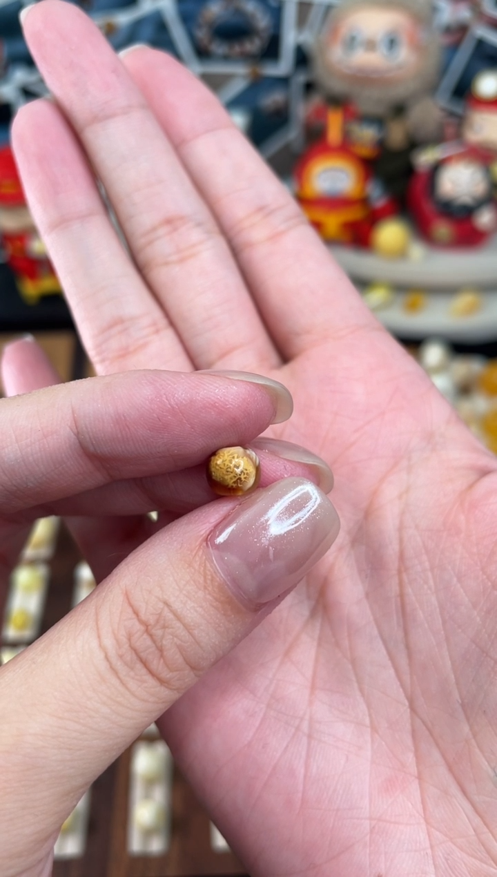 未镶嵌琥珀裸石小**噶蜜蜡