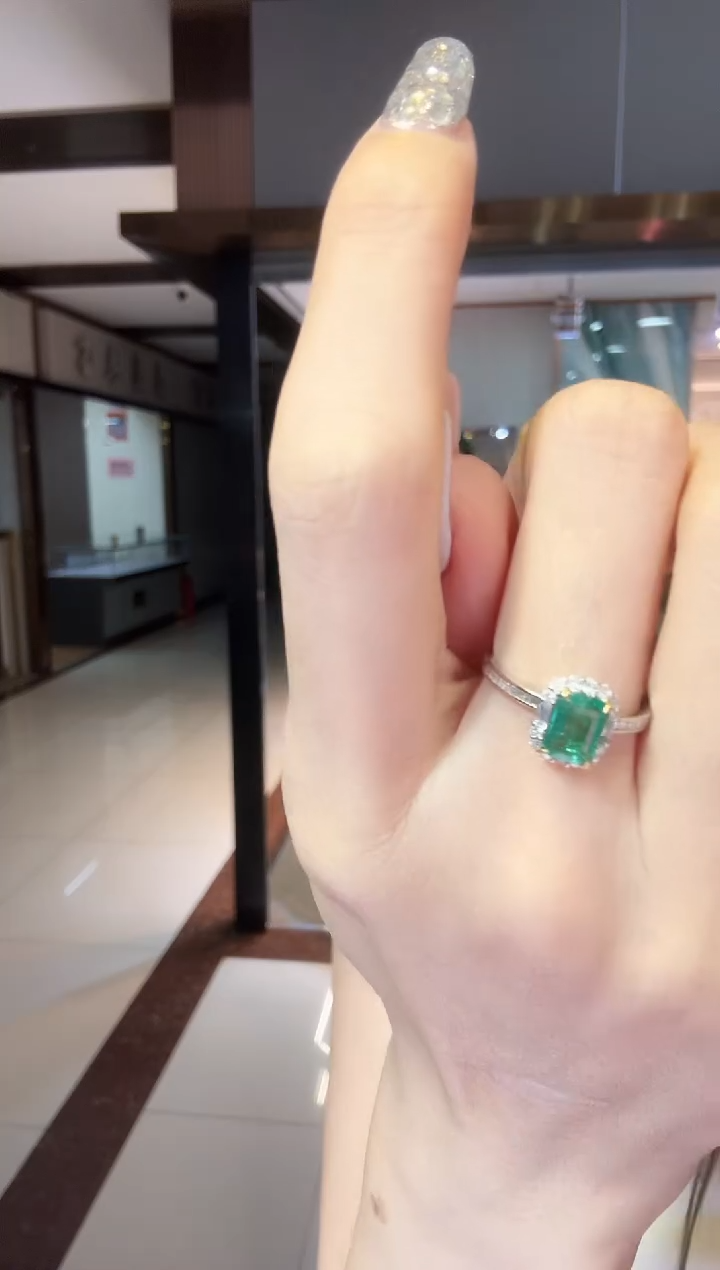 18K金镶嵌戒指祖母绿1.10ct