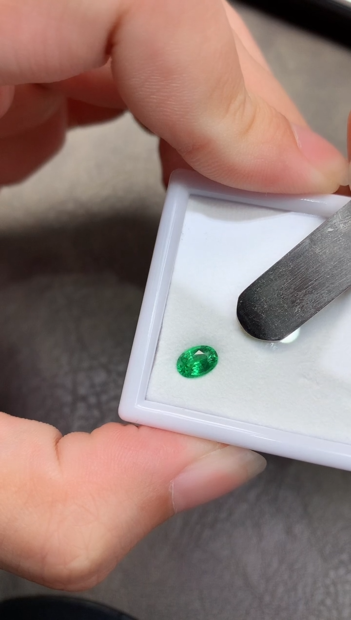 【闪购商品】石榴石（沙弗莱）裸石未镶嵌0.72ct 椭圆 SY