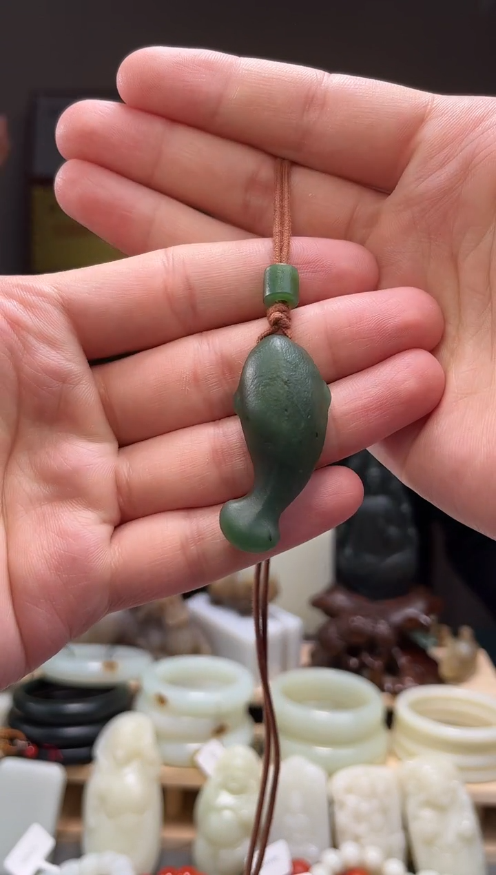 颈饰未镶嵌和田玉吊坠