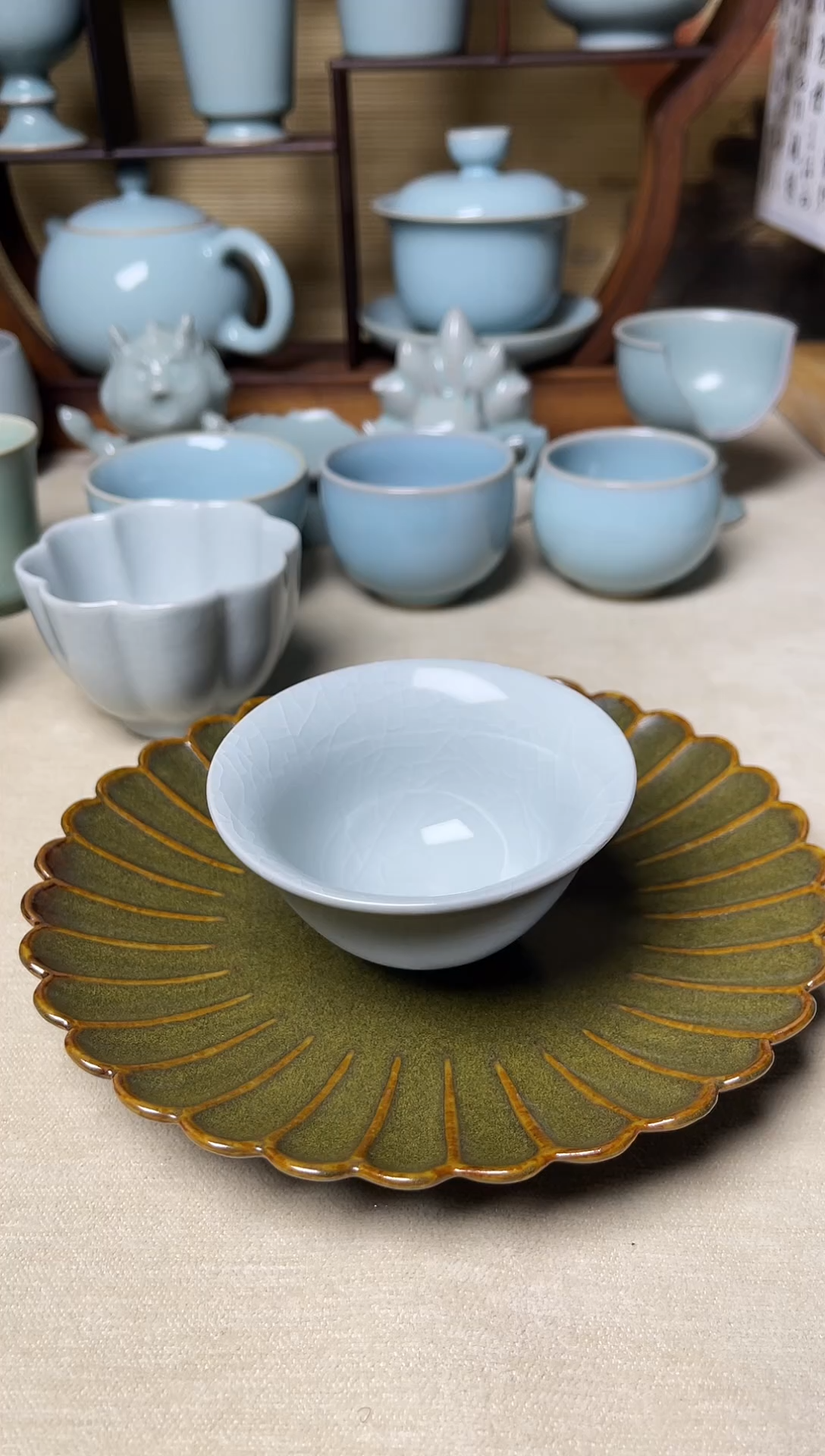 微瑕云雾月白釉60cc鸡心斗笠杯