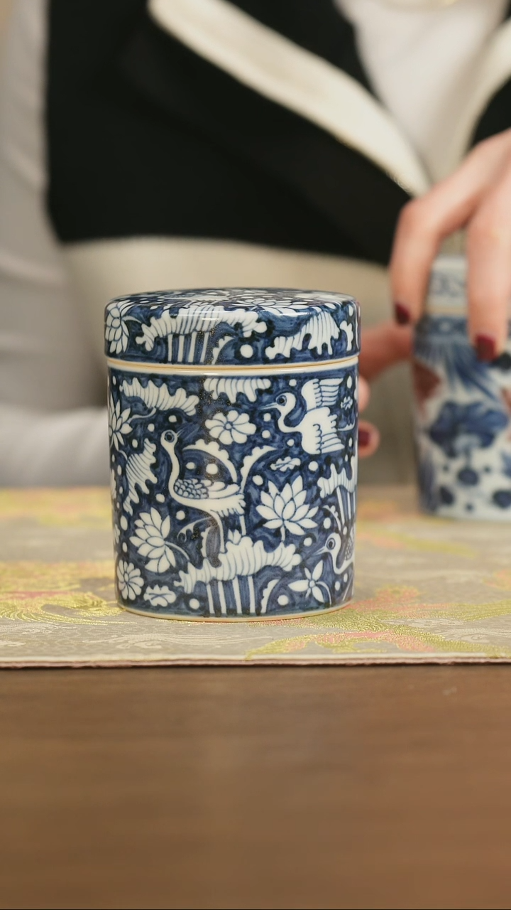 【闪购商品】景德镇手工蓝底一路莲柯茶罐