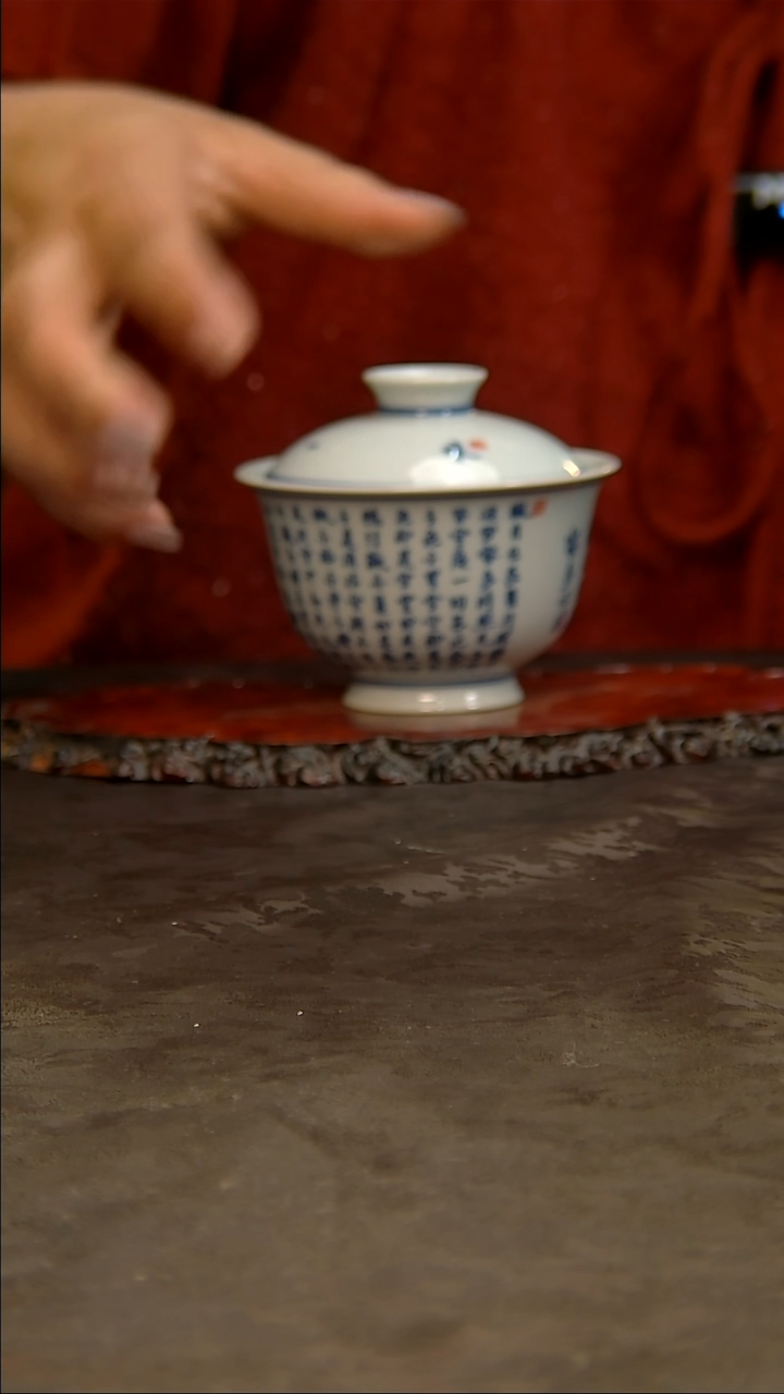 【闪购商品】青花手绘龙纹盖碗！