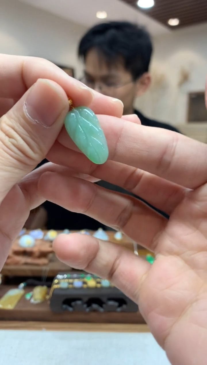 【闪购商品】翡翠吊坠(不含链)18K金镶嵌叶子