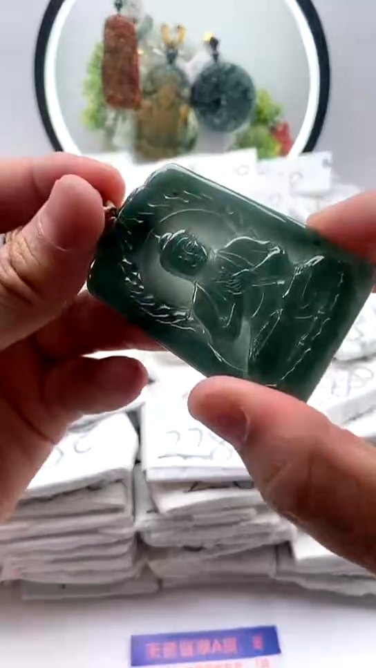 【闪购商品】翡翠颈饰未镶嵌大日如来